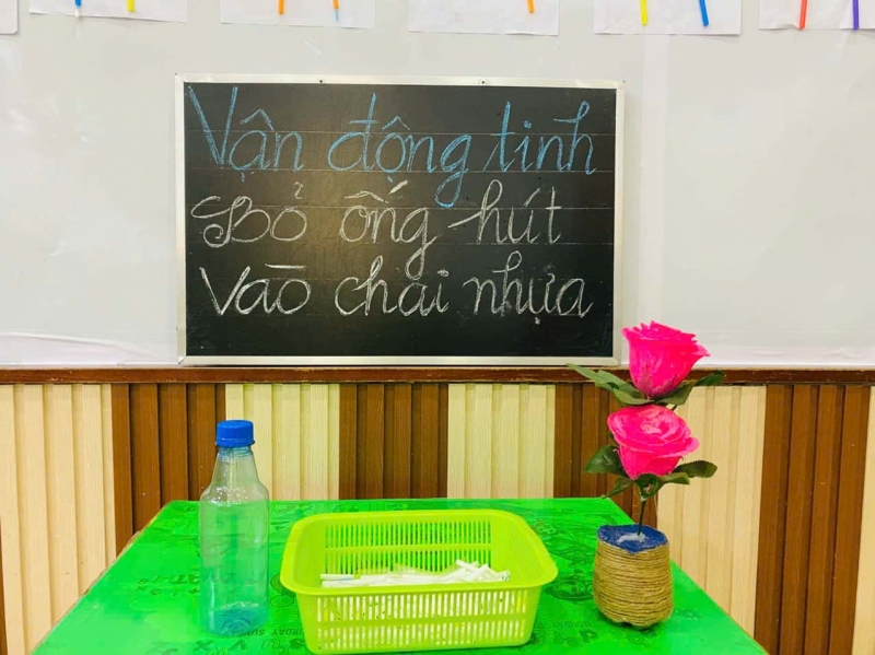 b       ng h  t v  o chai nh   a   nh   tr    2